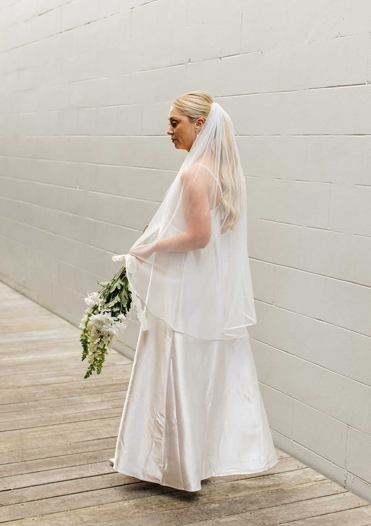 Satin Trim Bridal Veil – Fingertip Length (1m)