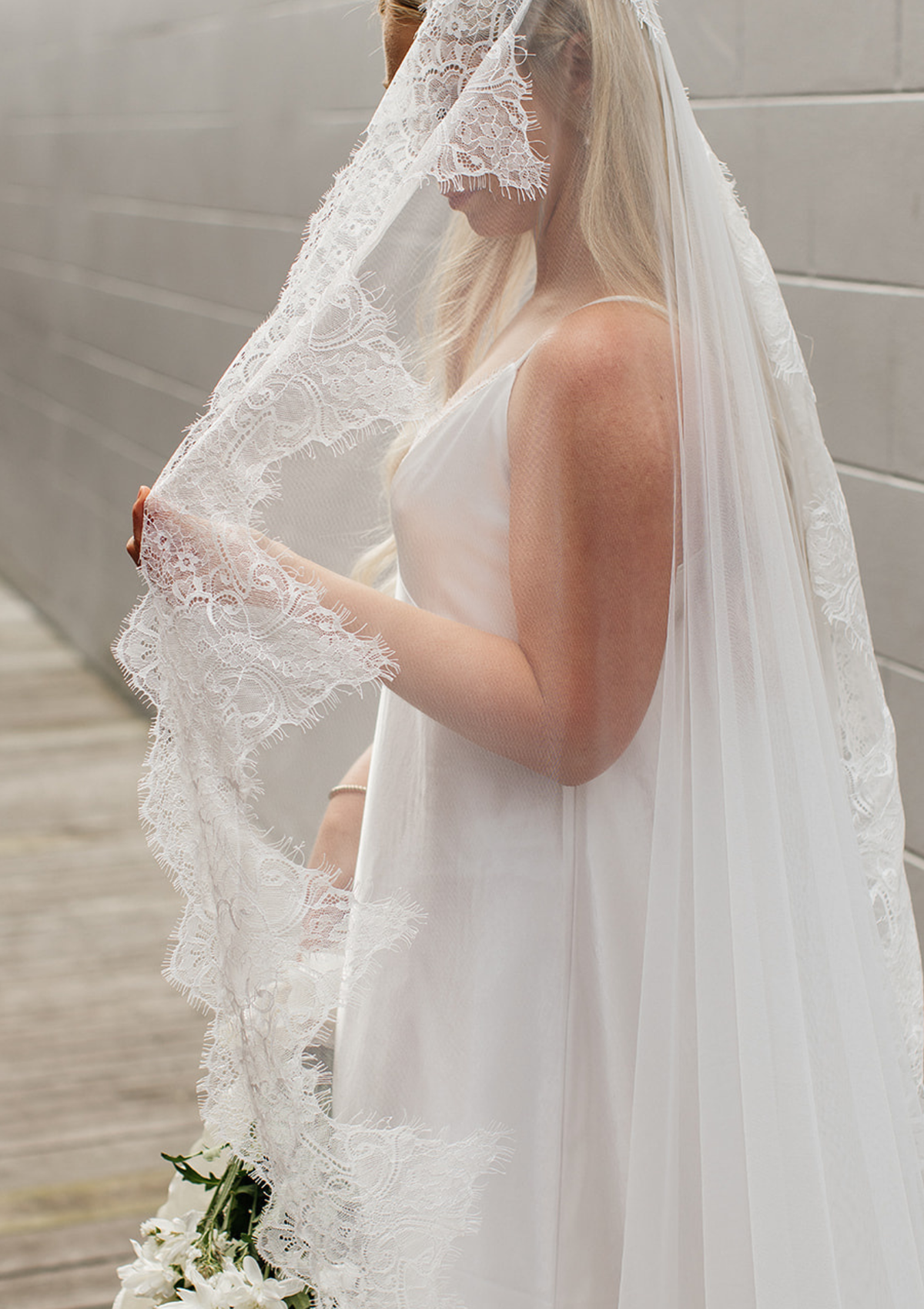 IN STOCK 31 OCTOBER: Mantilla Lace Bridal Veil