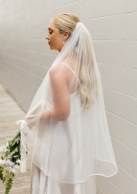 Satin Trim Bridal Veil – Fingertip Length (1m)